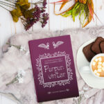Boken Purpurvinter av Lupina Ojala tillsammans med gott läsfika.
